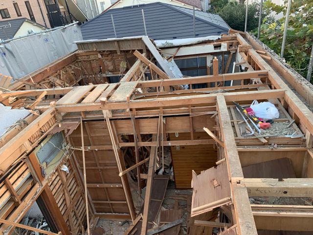 木造３階建て家屋解体工事(神奈川県神奈川区西大口)工事中の様子です。
